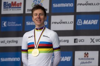 Tadej Pogacar roulera avec son maillot de champion du monde sur les routes de Lombardie samedi. KEYSTONE/TIL BUERGY